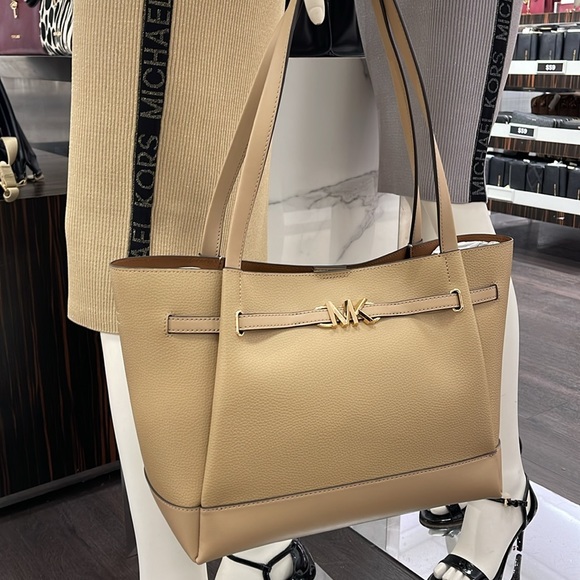 MICHAEL KORS
Reed Large Logo Belted Shoulder Tote Bag
Camel - Picture 14 of 16